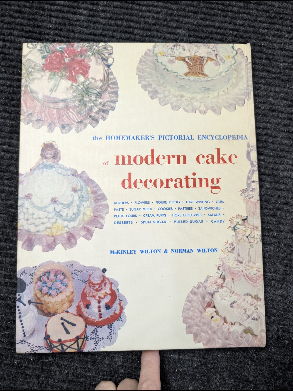 VINTAGE 1954 Wilton Modern Cake Decorating Book - Cream Cover